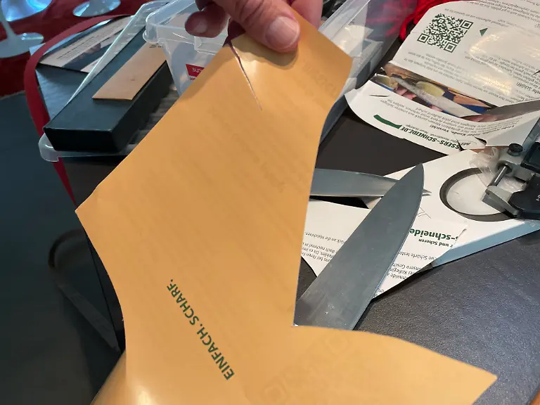 Messerschärfer Test gerader Schnitt Blatt.jpg